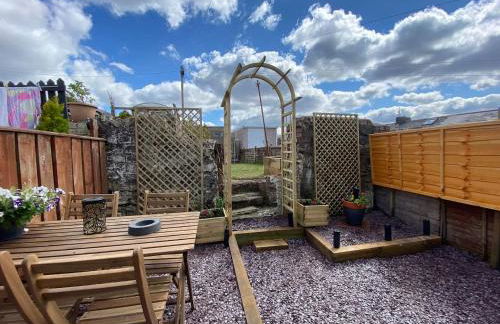 HOT TUB - Miners Cottage - edge of Brecon Beacons National Park - Heritage Town - Foto 10