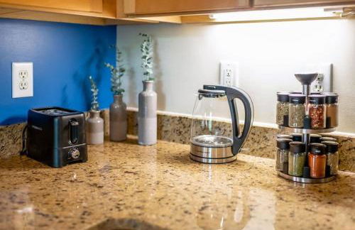 100 Year-Old Historic Brick 2BR Loft & Large Patio & Hammocks & High Ceiling - Foto 125