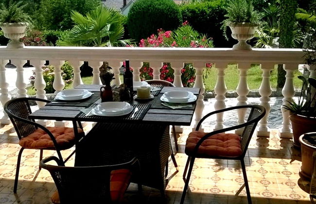 Spacious Apartment With Terrace & Outdoor Kitchen Surrounded by a Garden - Foto 17