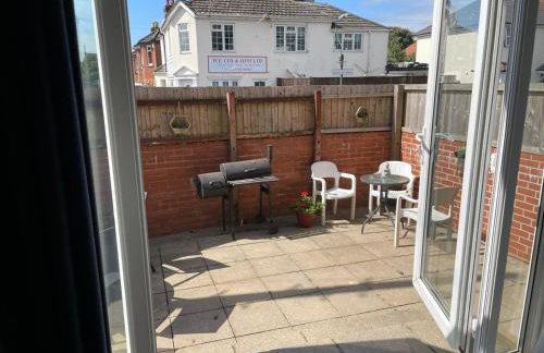 Spacious Bournemouth Home with BBQ, Outdoor Seating & large TV - Foto 13