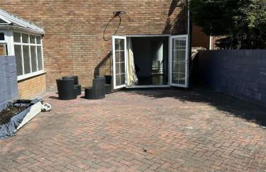 3 Bed House - Sleeps 6 - Parking - Wifi - Photo 1