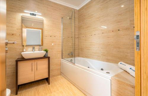 Host Wise - Deluxe Spacious House with Terrace & Jacuzzi - Foto 36