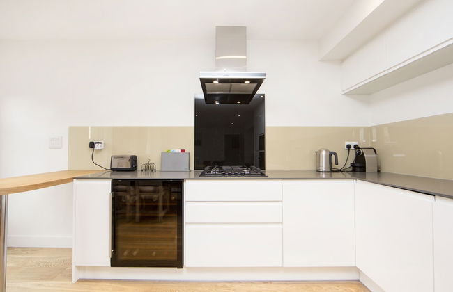 Up-market one Bedroom Apartment Just Minutes From the River Thames. Broughton rd - Foto 5