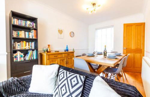 Charming Getaway - 3BR Home in the Heart of Chester - Photo 2