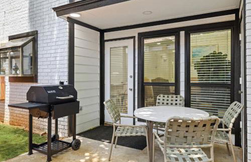 Arlington Entertainment District Home Green & White Door - Foto 52