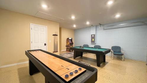 Serene 4-Bedroom Lakeview Retreat with South-Facing Pool & Sun-Drenched Outdoor Living - Foto 3, Game Room