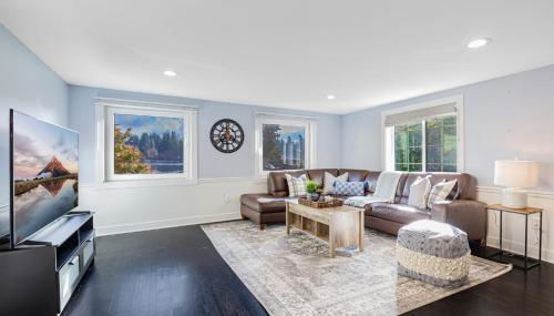 Lakefront cottage with AC - Photo 3