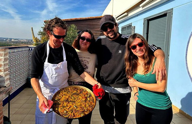 Paella tradicional Valenciana, cocinada con leña de naranjo. - Foto 1
