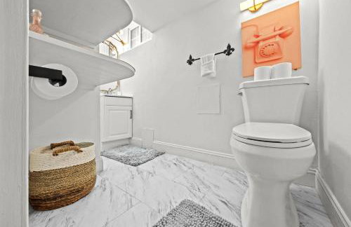 Modern Apartment with Parking & Prime Location - Foto 40