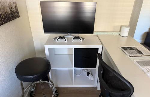 Peaceful Lakeside Retreat - Cozy 3BR Waterfront Home - Foto 39