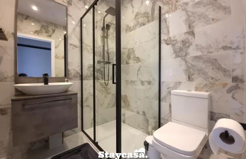 Spacious 6-Bed with Large Patio and Free Parking - Foto 2