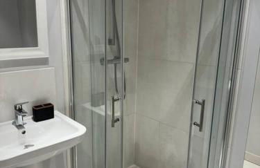 Church Court 2 Bed 55 Inch SKY TV Northampton Parking Contractor Accommodation - Photo 4