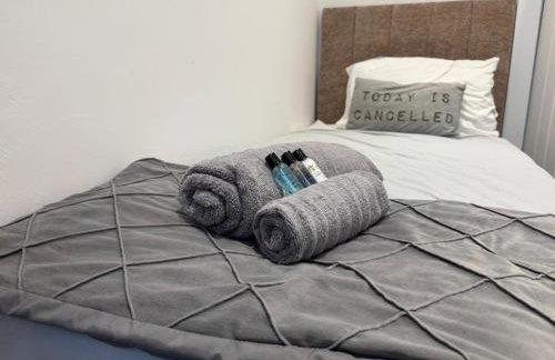 Isleworth House with Garden & private parking - Photo 24