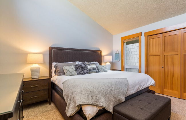 Coastal Chic Beach Condo by Avantstay Balcony - Photo 5