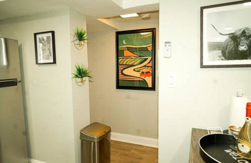 Modern 1BR Unit with Free Parking Walk to Metro - Foto 28