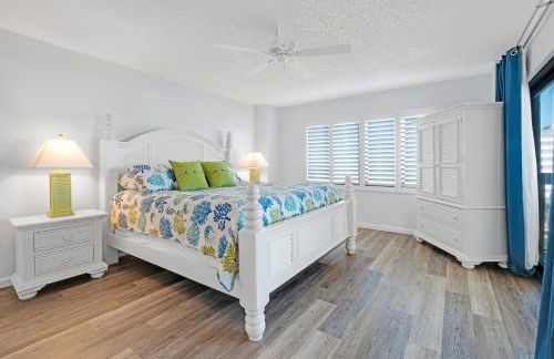 Oceanfront with great beach views from all rooms & balcony, heated pool, and garage - Photo 8