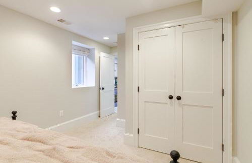 Private Garage Parking and King Bed - Walk to Metro - Foto 8