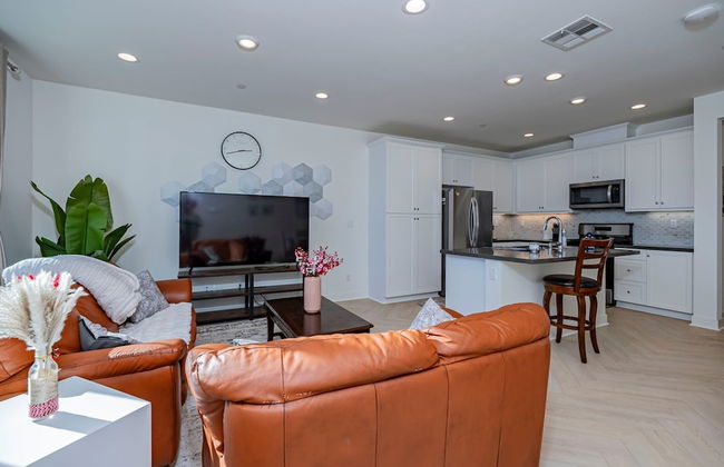 Luxurious Ontario Townhouse Ideal Family Retreat - Photo 9