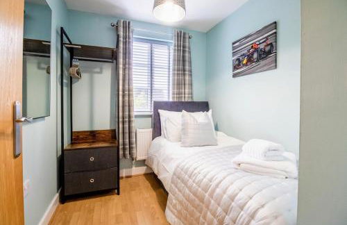 Clover Apartment - Sleeps 5 - Free Parking, Self-Check-In, Fast Wifi and Sky TV by Yoko Property - Photo 5