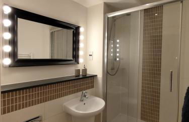 SIX at Wooburn Green Cosy Retreat with Balcony near LEGOLAND Lapland UK and Windsor - Foto 26