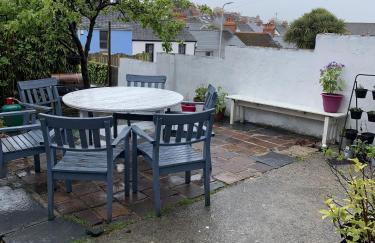 Wonderful Home and parking, pets allowed - Photo 11