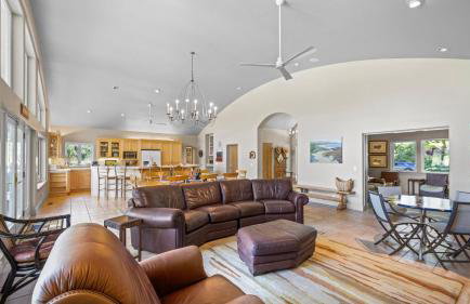 Vineyard Estate w Pool Spa Bocce Ball Mins to Wineries Park Lawndale Manor by AvantStay - Foto 6