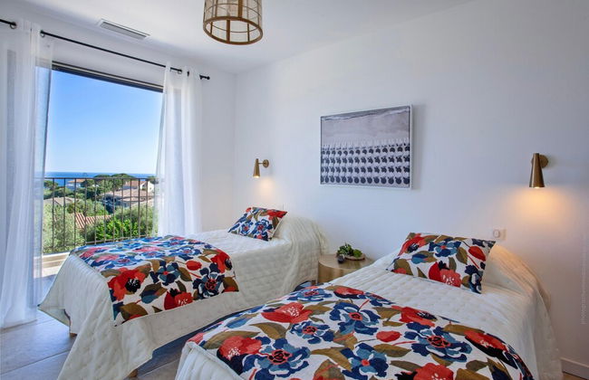 Superb Villa With Pool and sea View - Photo 5