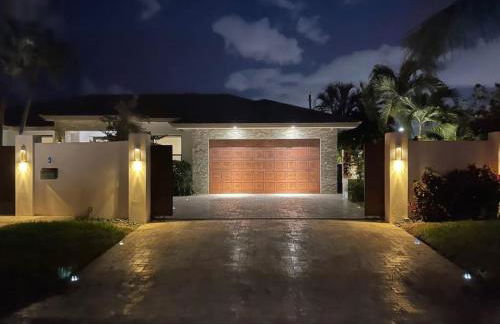 Lynoras Luxe Estate 3 bedroom 3 bath with Modern Design and Heated Pool - Foto 71