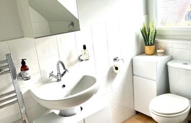 Chic Marlow Escape - Courtyard, River and Fun! Near Windsor and Henley - Photo 12