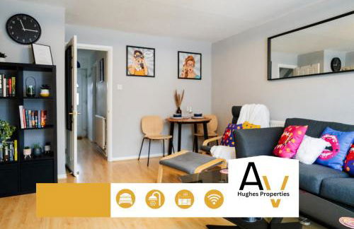 Northampton Pop Art House - Free Parking - Fast Wi Fi by AV Hughes Properties - Photo 1