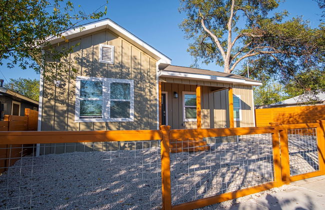 Escape to 4br/3ba Brand New Downtown Home - Foto 23