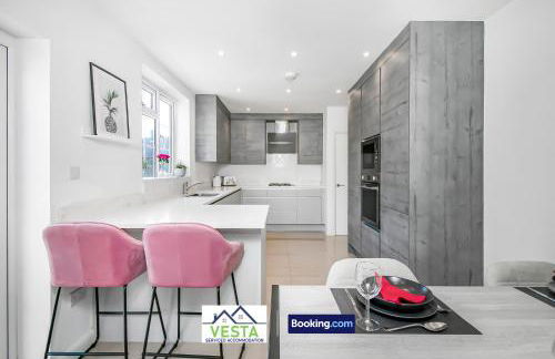 Three Bedroom House By Vesta Serviced Accommodation & Short Lets Borehamwood With Free WiFi & Free Parking - Foto 2