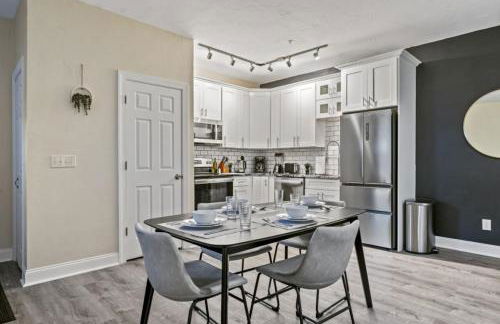 Modern King Bed Suite with Free Parking - Foto 10