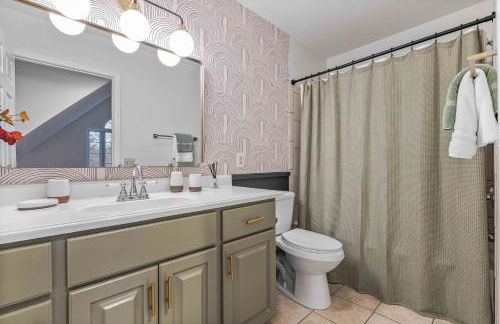 Newly Renovated Luxe Home near Asheville | Pool, Hot Tub, Theater & Games! - Foto 40