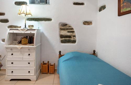 Maria in the castle Kea - Photo 14