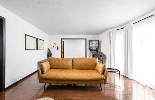 5BR 2BA Fun Family Home Sleeps 12 Pinball TVs 15m DT - Foto 25