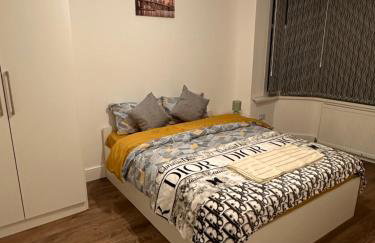 Lovely Hillingdon Family Holiday Home - 6 bedrooms - Foto 27