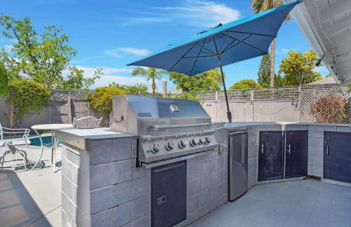 Charming Villa with Backyard Oasis Close to Beach - Foto 18