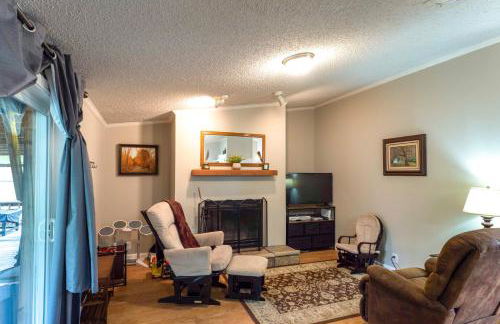 Lakefront Many Vacation Home with Deck and Views - Foto 12