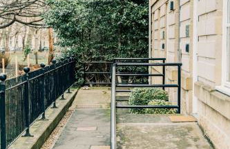 Stylish 2 Bed City Centre Apartment with Parking - Photo 51