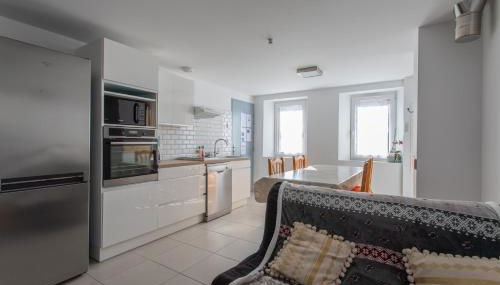 Le bélier 2nd étage avec balcon au centre ville d'Embrun climatisé - Photo 3