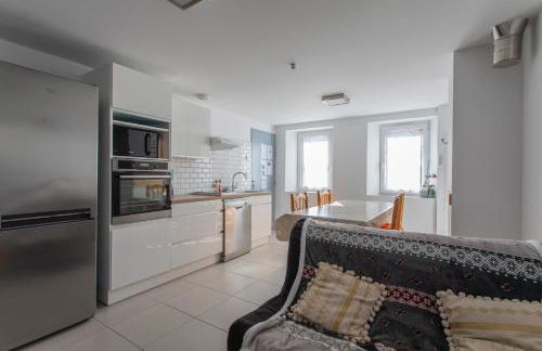 Le bélier 2nd étage avec balcon au centre ville d'Embrun climatisé - Photo 3