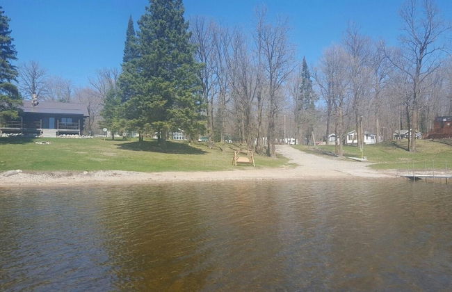 Wonderful Home on Sand Lake with Expansive Porch! - Foto 51