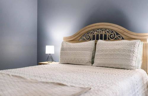 White Mountain Retreat with Theater, Fire Pit, Game Room and River Access - Foto 42