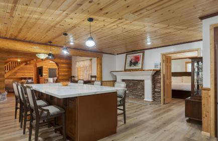 Pinetree Place by Avantstay Group Cabin w/ Hot Tub Minutes to the Lake - Photo 30