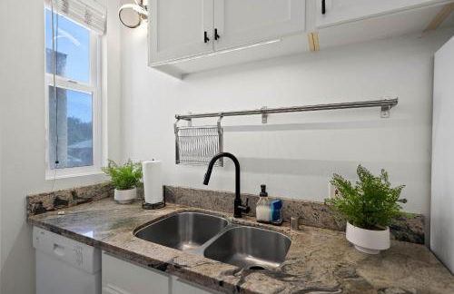 City Lights and Rooftop Nights by Rather Be Properties - Foto 33