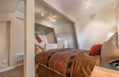 Mammoth Basecamp Condo with Views near Village with AC and Fireplace - Foto 23