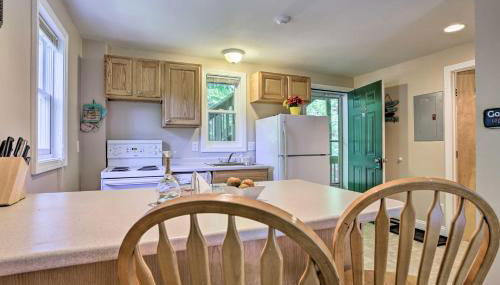 Lake Getaway Walk Across Street to Private Beach! - Foto 5