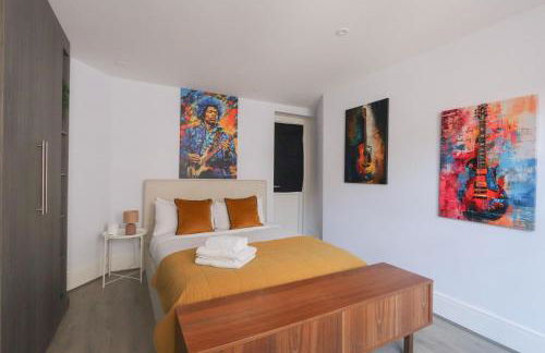 Large 3 bedrm apartment in heart of Theatre Land - Photo 24