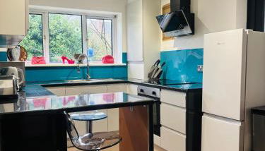 2BR Comfortable Spacious Furnished Property with Parking - Foto 3